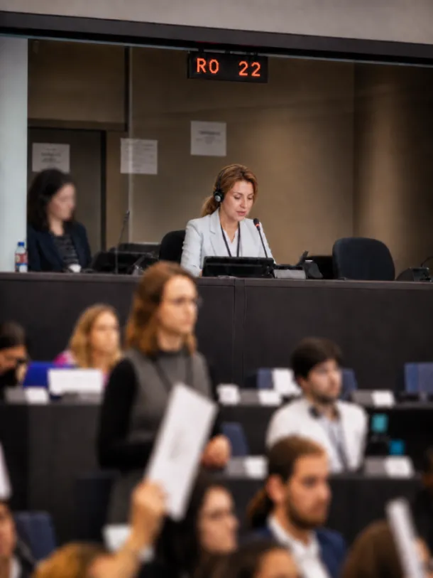 Volina Șerban beim Simultandolmetschen für Rumänisch und Deutsch bei einer Konferenz in Wien
